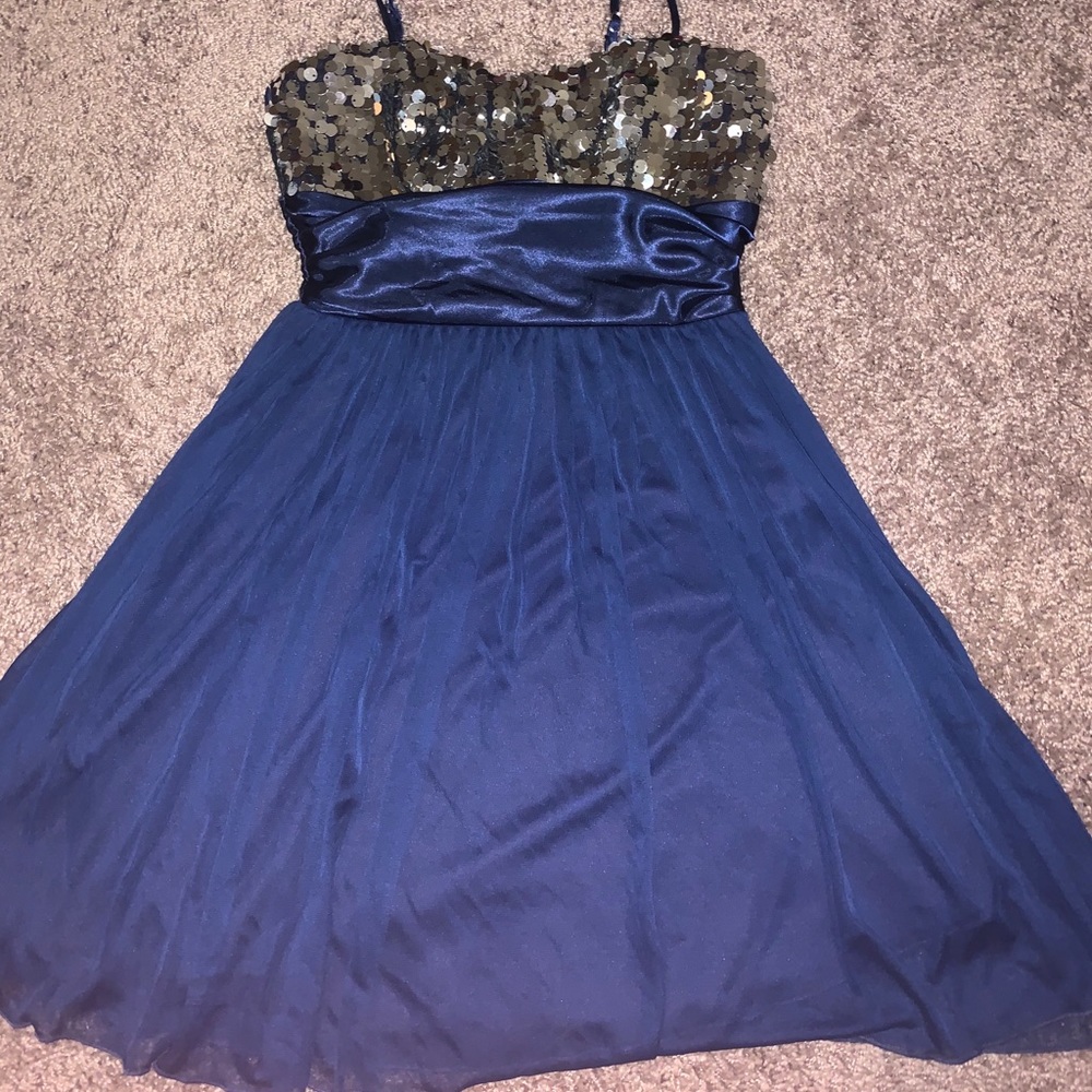 Beautiful dress!! Size Small